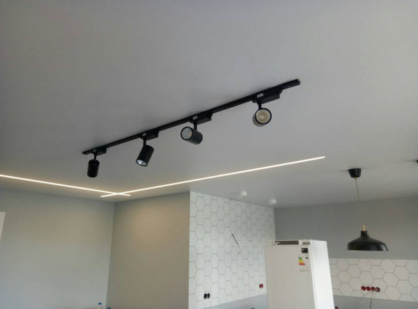 Фото натяжного потолка на кухню