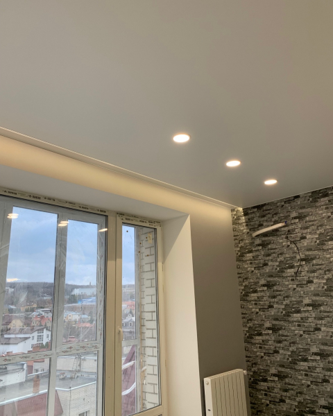 Пример натяжного потолка со скрытой нишей под карниз в гостиную