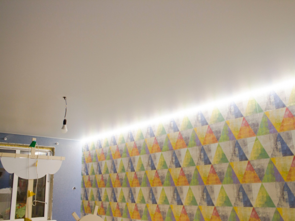 Натяжные потолки с подсветкой