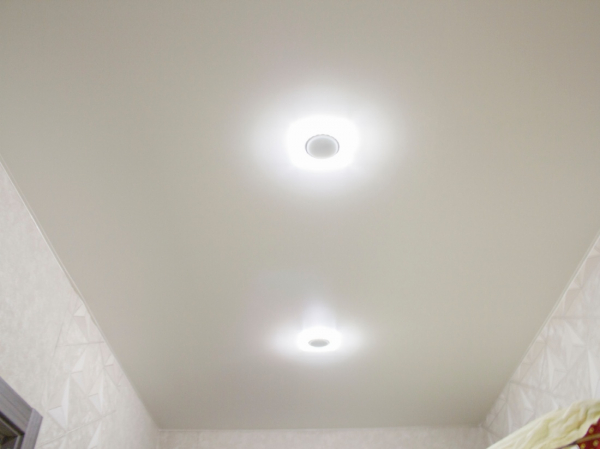 Натяжной потолок в прихожую