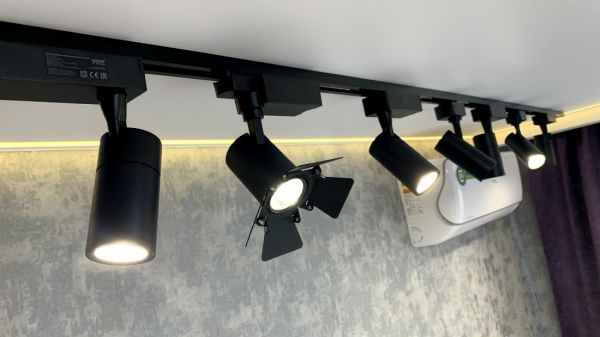 Фото натяжных потолков на кухню