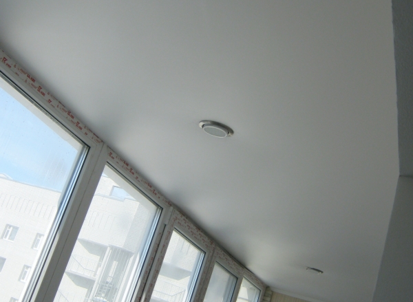 Натяжные потолки на балкон