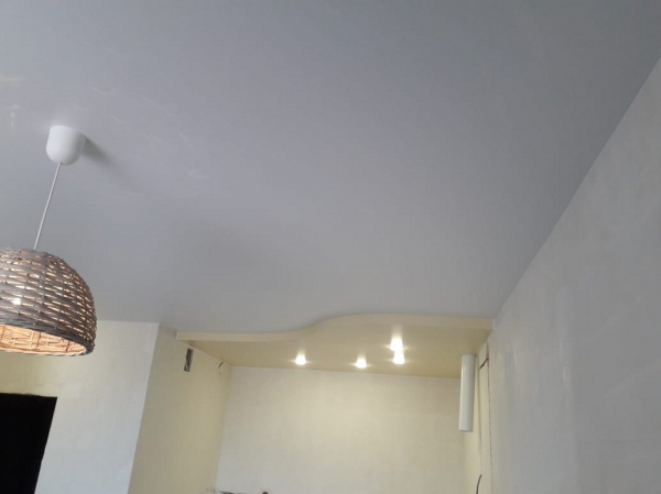 Фото потолка на кухне