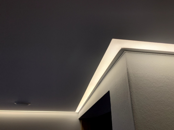 Фото натяжного потолка в прихожую