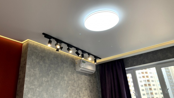 Фото натяжного потолка с трековыми светильниками в спальню