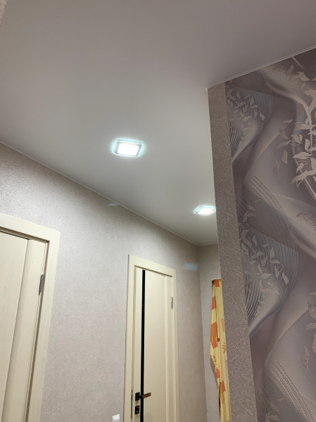 Пример натяжного потолка в коридор