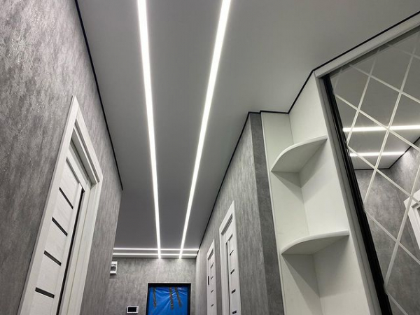 Пример натяжного потолка со световыми линиями в коридор