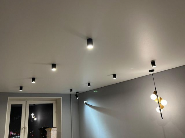 Фото тканевого натяжного потолка с накладными светильниками