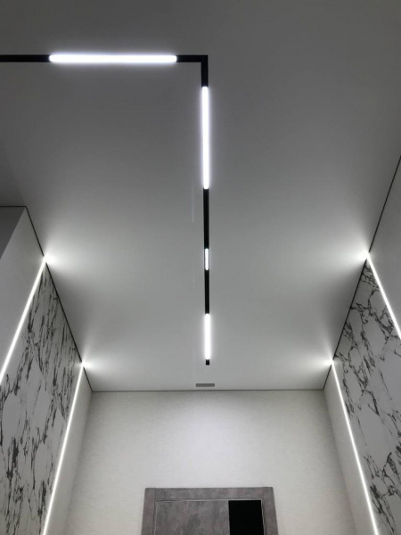 Натяжной потолок  с технологией SLOTT в коридор