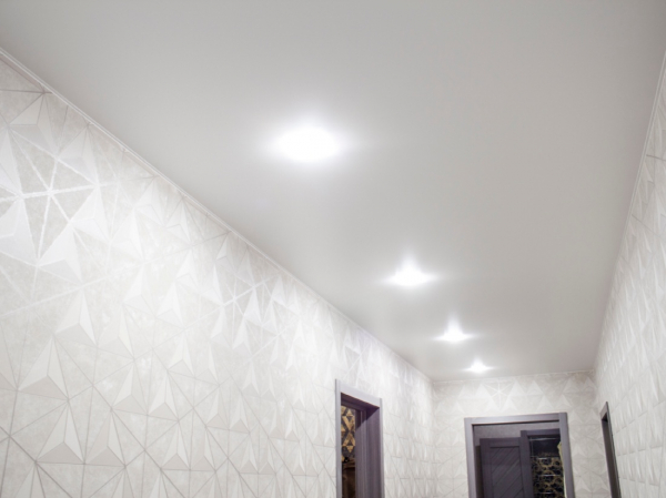 Фото натяжного потолка со светильниками в коридор