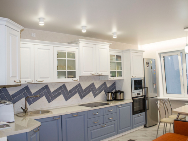 Фото натяжного потолка с накладными светильниками на кухню