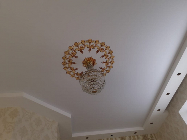 Фото потолка с узором вокруг люстры