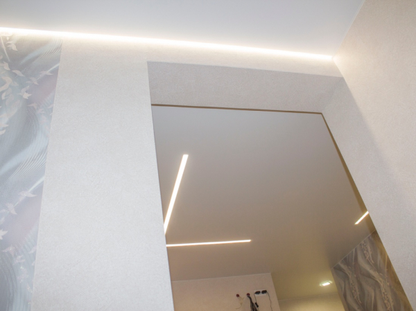 Фото парящего натяжного потолка в коридор