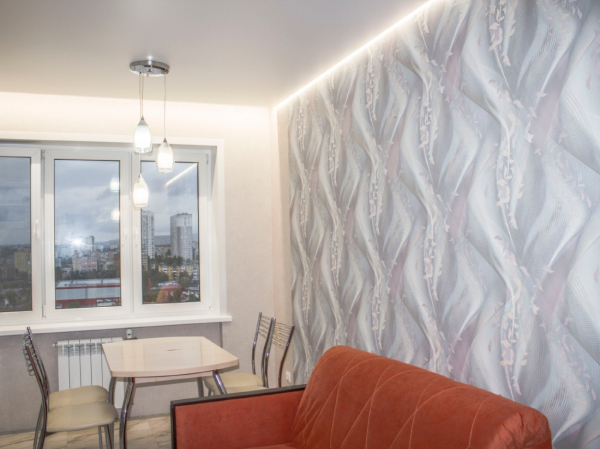 Фото сатинового натяжного потолка с подсветкой