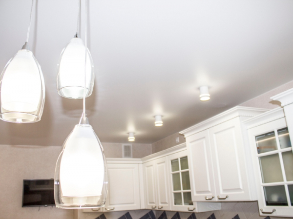 Пример натяжного потолка на кухню