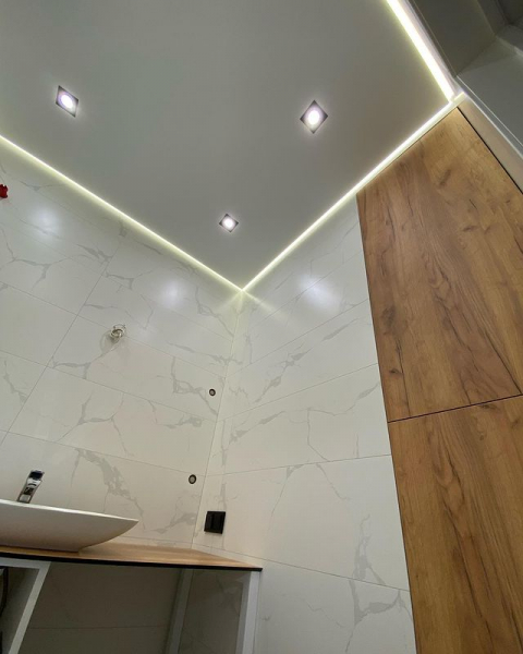 Пример натяжного потолка в санузел