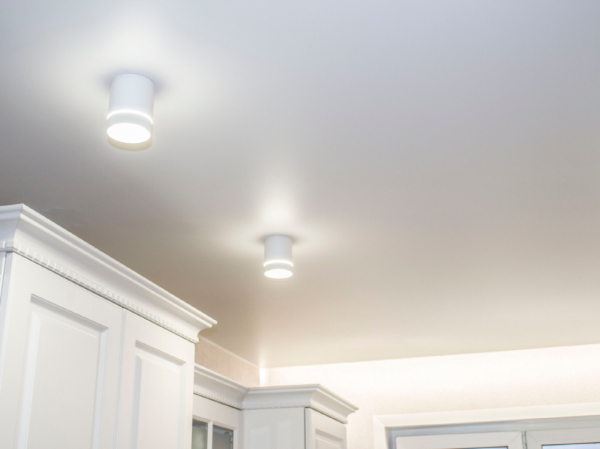 Натяжной потолок на кухню