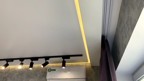 Фото натяжного потолка со скрытой нишей под карниз и трековыми светильниками