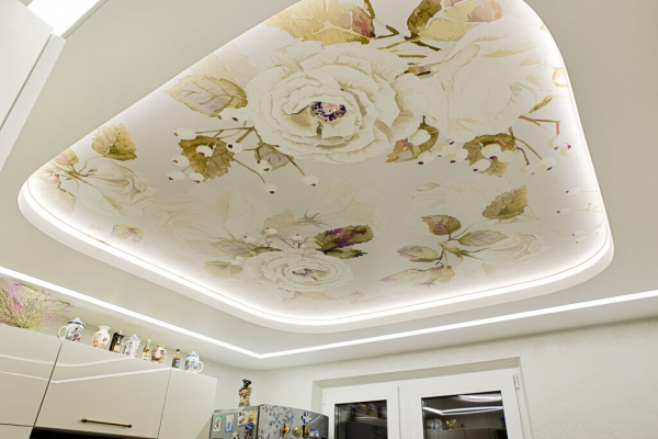 Фото натяжного потолка  с фотопечатью на кухню
