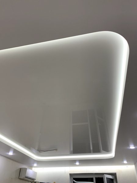 Фото глянцевого натяжного потолка с подсветкой