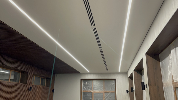 Пример натяжного потолка в зал