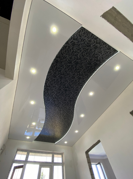 Пример цветного натяжного потолка в зал