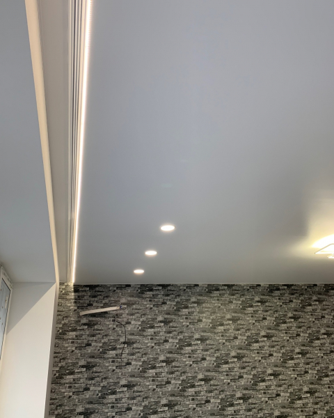 Натяжной потолок со скрытой нишей под карниз