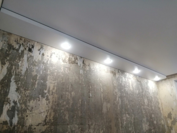 Фото многоуровневого натяжного потолка со светильниками