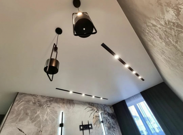 Фото натяжного потолка в гостиную