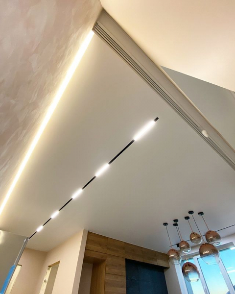 Дизайн натяжного потолка на кухню