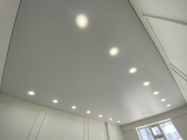 Фото сатинового натяжного потолка в гостиную